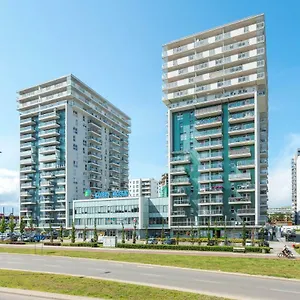Beautiful Seaside View - 4 Oceans Premium Apartment